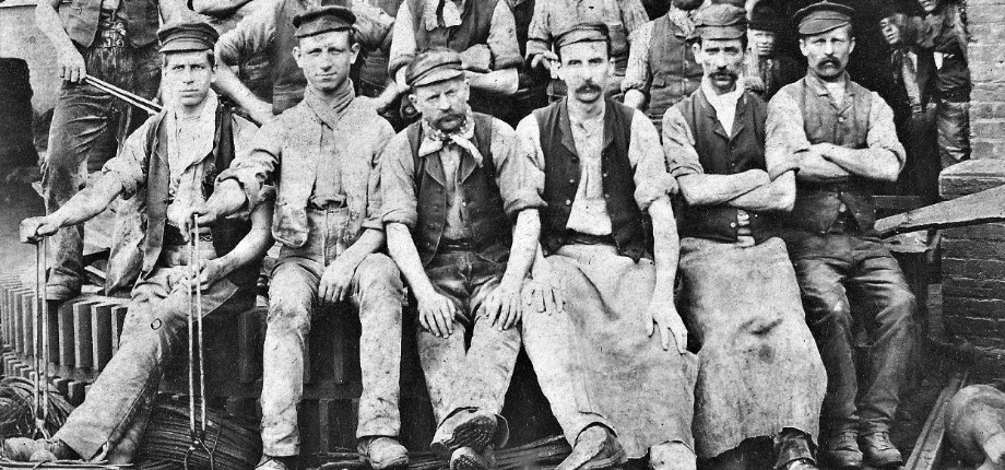 Wire workers from Cwmbran (Courtesy of Torfaen Museum Trust)